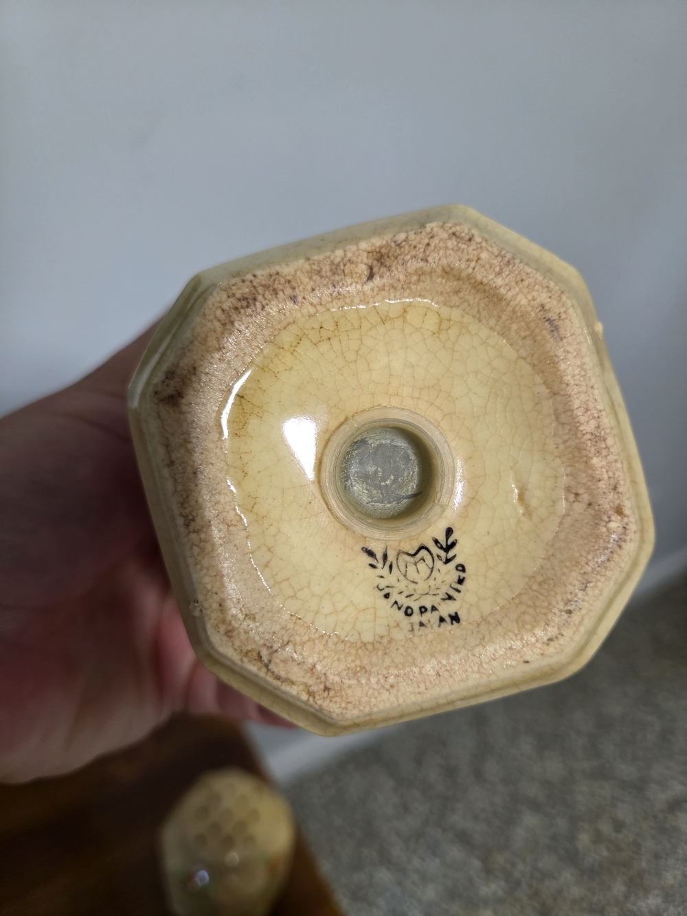 Vintage Japanese Majolica style salt and pepper shakers, likely from the 1940s. - Picture 3 of 4